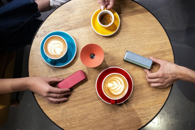 An Azure Blue IQOS ILUMA and an Obsidian Black IQOS ILUMA PRIME.